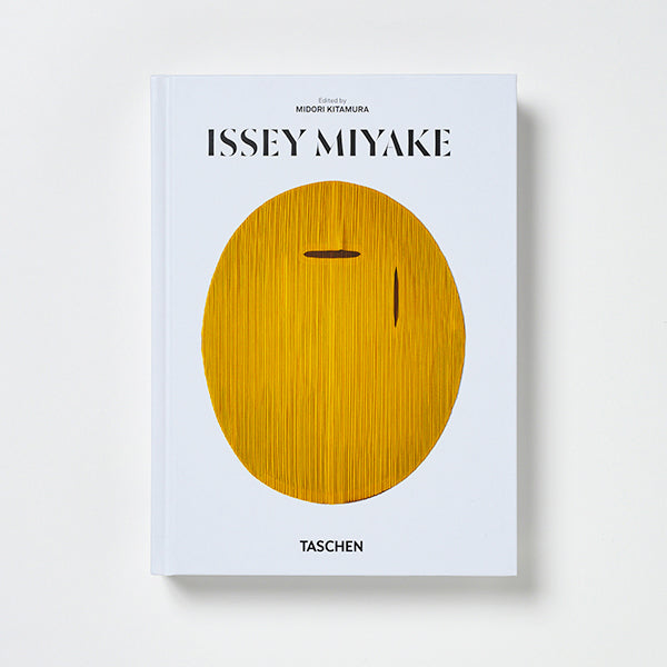 Publication of the book “ISSEY MIYAKE 45th Ed.” – ISSEY MIYAKE EU