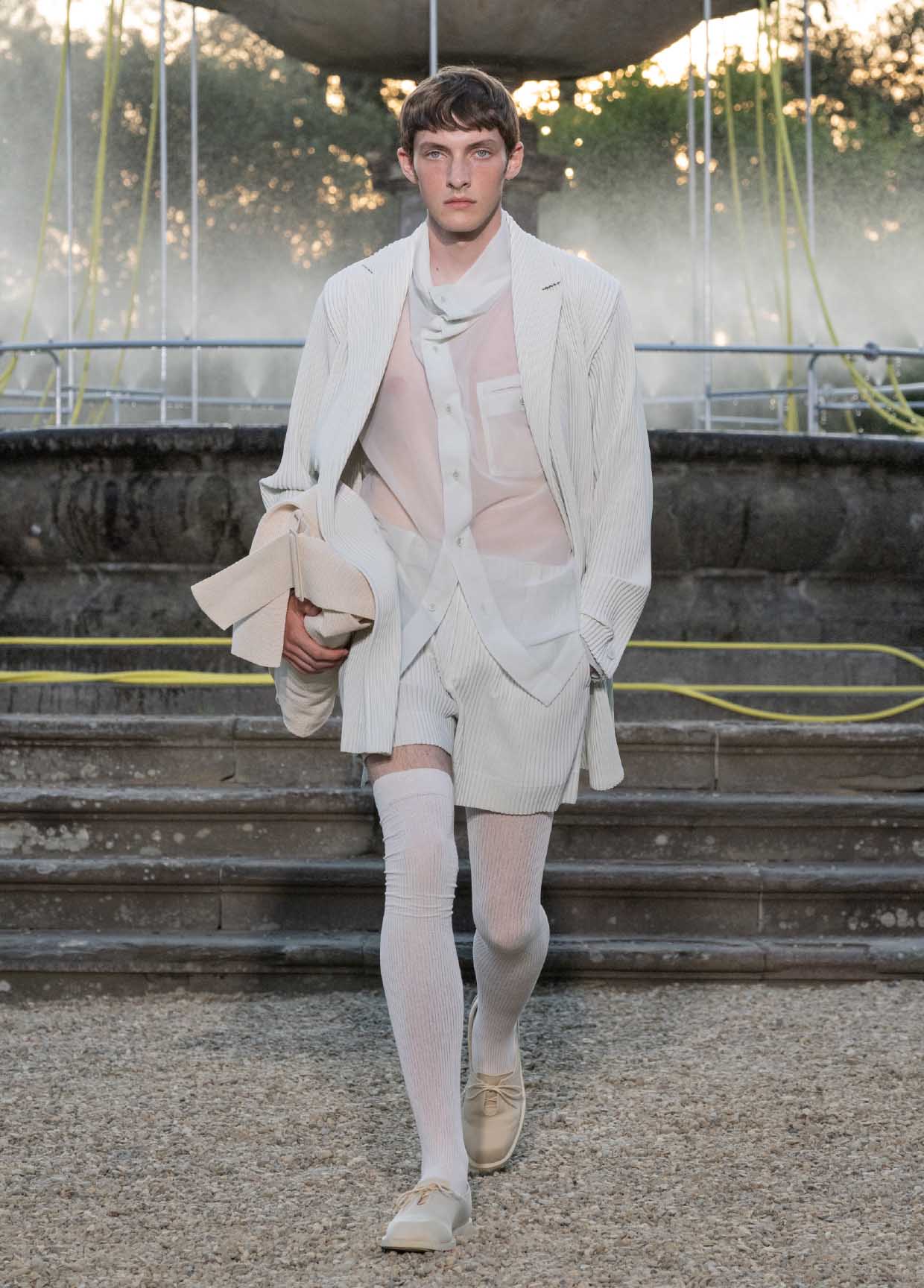 HOMME PLISSE ISSEY MIYAKE　26ssパンツ オフホワイト HOMME PLISSÉ ISSEY MIYAKE SPRING SUMMER 2026 COLLECTIONS 06