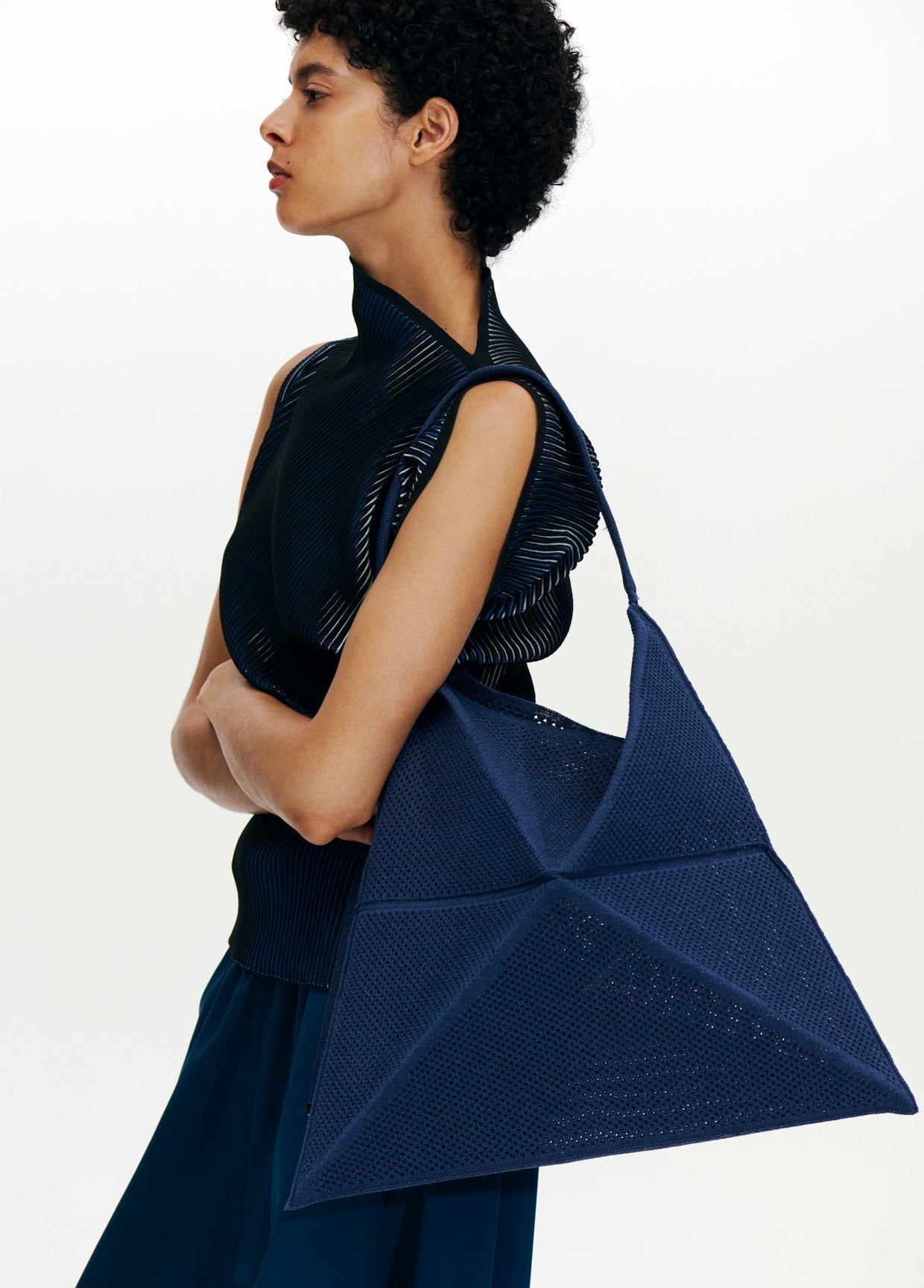 132 5. ISSEY MIYAKE LOOK 18 – ISSEY MIYAKE EU