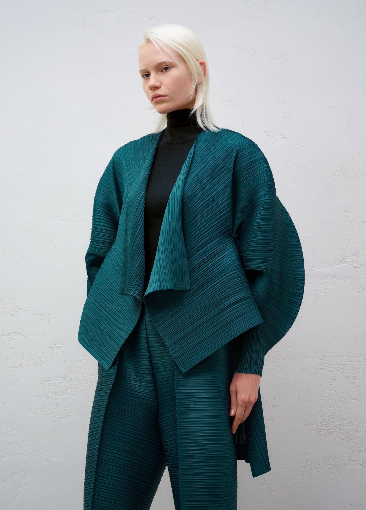 PLEATS PLEASE ISSEY MIYAKE LOOK 32 – ISSEY MIYAKE EU