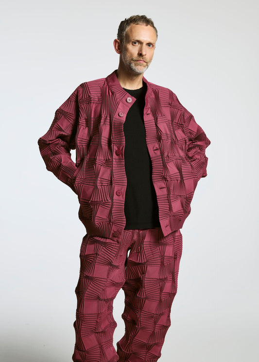 A model wears the APOCABLE TYPE O 018 prêt à porter.