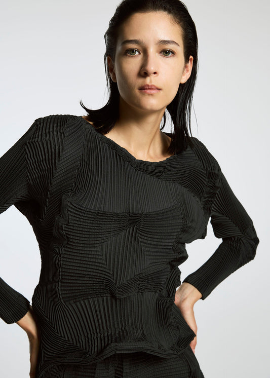 A model wears the A-POC ABLE ISSEY MIYAKE TYPE O 003 shirt.