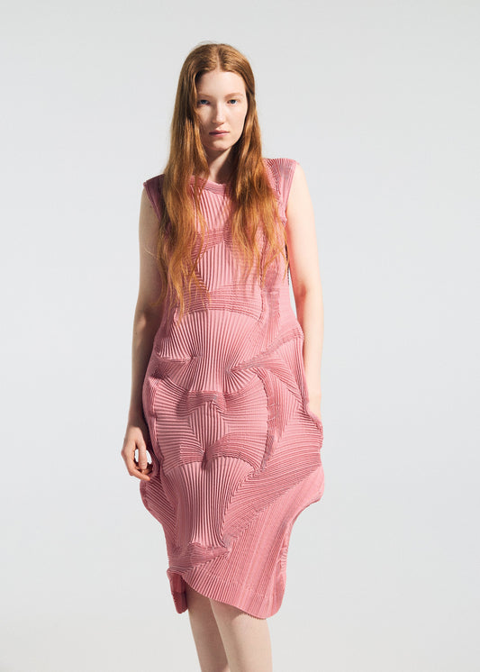 A model wears the A-Poc Able Issey Miyake TYPE O 003 prêt à porter.