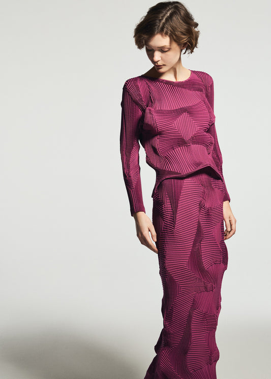 A model wears the A-POC ABLE ISSEY MIYAKE TYPE-O 003-1 skirt.