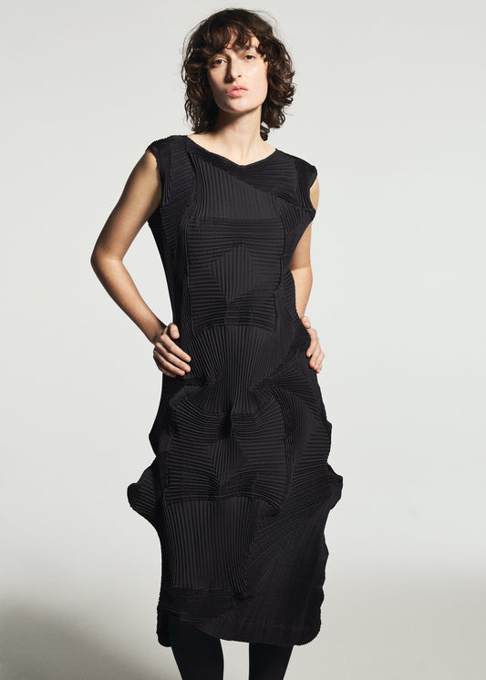 A model wears the A-POC ABLE ISSEY MIYAKE TYPE-O 003 BK dress.