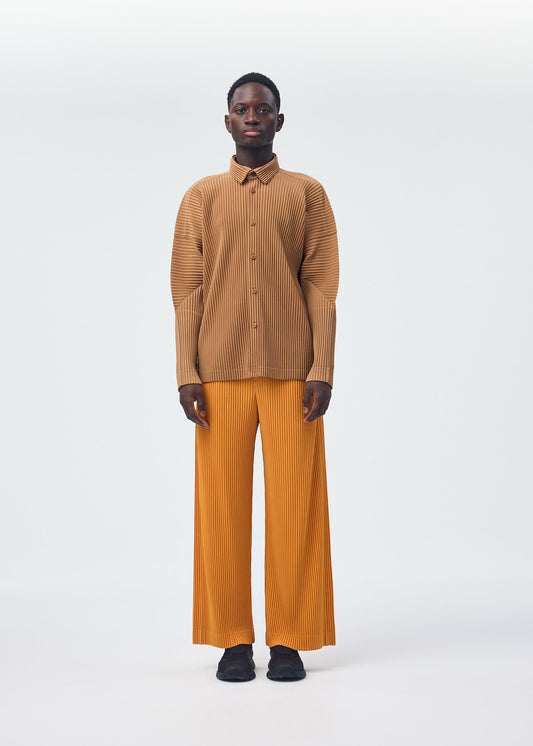 A model wears the HOMME PLISSÉ ISSEY MIYAKE MONTHLY COLORS OCTOBER shirt.