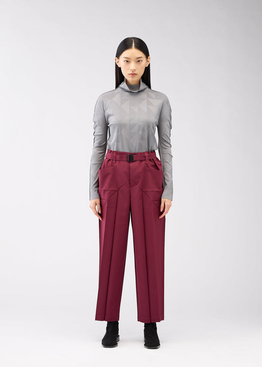 A model wears the 132 5. Issey Miyake EDGE BOTTOMS prêt à porter.