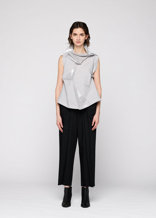 A model wears the 132 5. Issey Miyake NO.16 FOIL prêt à porter.