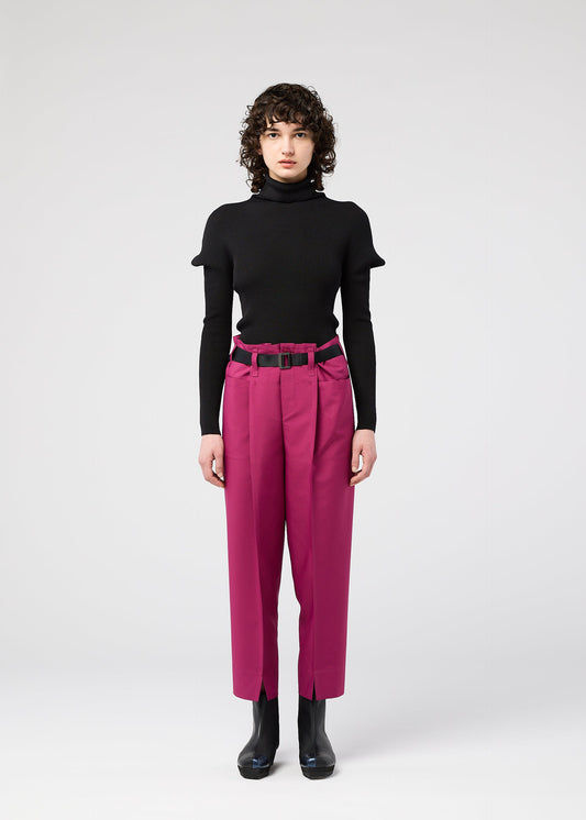 A model wears the 132 5 ISSEY MIYAKE 132 5. FLAT 1 prêt à porter.