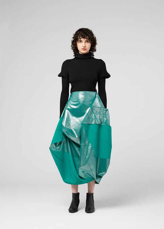 A model wears the 132 5 ISSEY MIYAKE NO.17 FOIL prêt à porter.