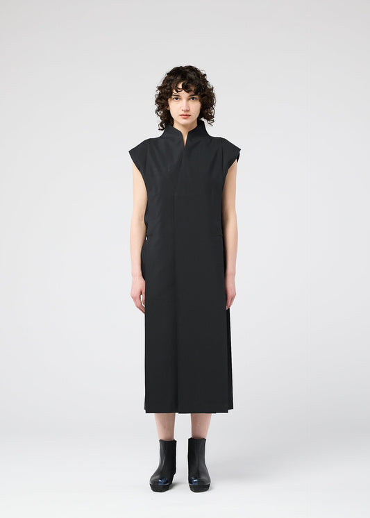 A model wears the 132 5 ISSEY MIYAKE 132 5. FLAT 1 prêt à porter.
