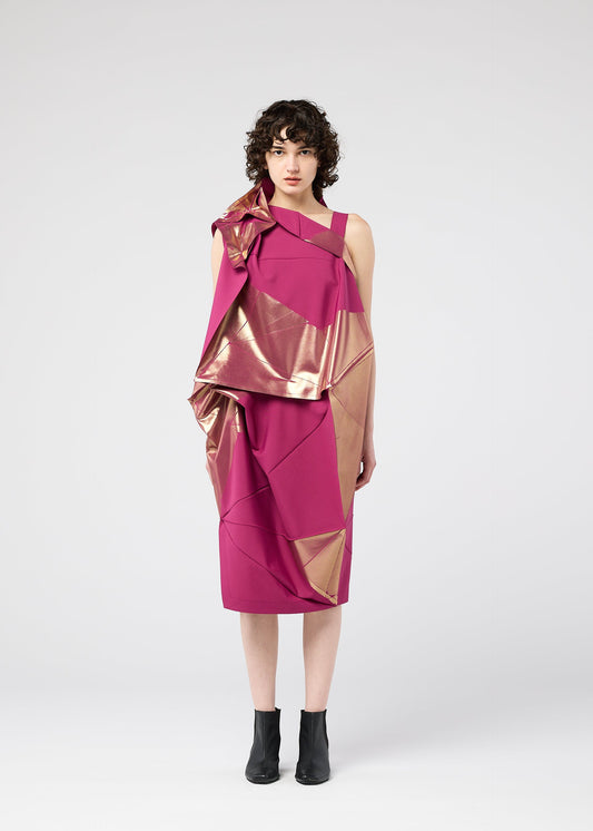A model wears the 132 5 ISSEY MIYAKE NO.17 FOIL prêt à porter.