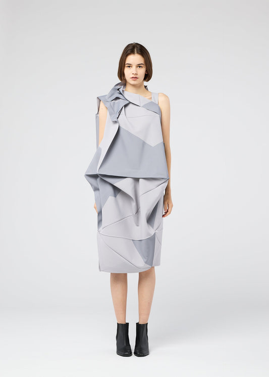 A model wears the 132 5 ISSEY MIYAKE PENTAGON prêt à porter.
