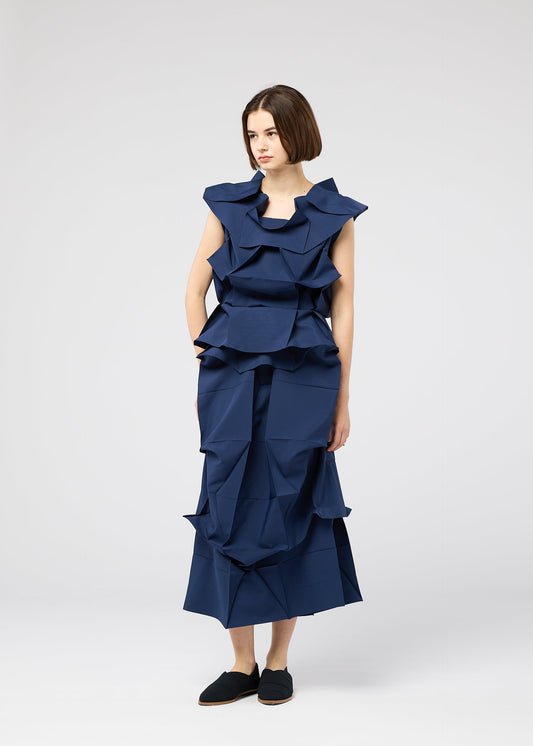 A model wears the 132 5. ISSEY MIYAKE NO.6 SOLID no-6-solid-shirt-navy.