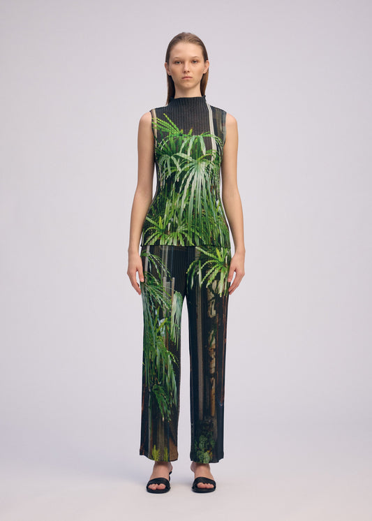 A model wears the Issey Miyake URBAN JUNGLE PLEATS pants.