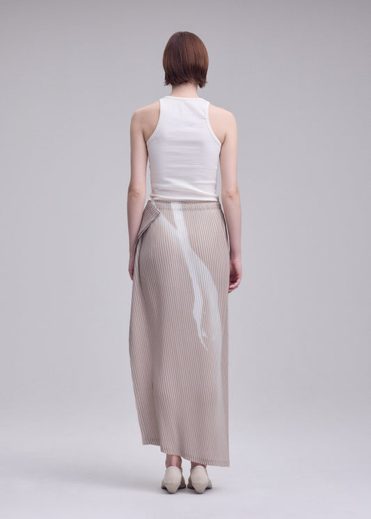 A model wears the ISSEY MIYAKE HANDS OF LOVER PLEATS skirt.