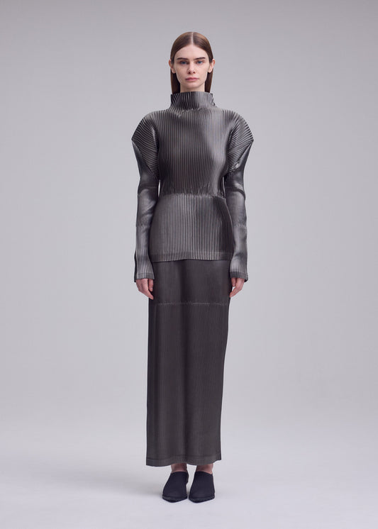 A model wears the ISSEY MIYAKE GLOSSED PANELS PLEATS glossed-panels-pleats-shirt-grey.