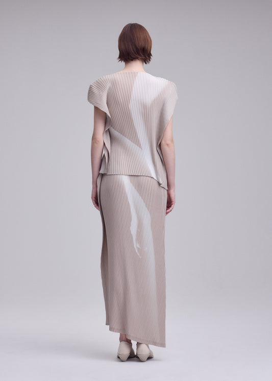 A model wears the ISSEY MIYAKE HANDS OF LOVER PLEATS shirt.