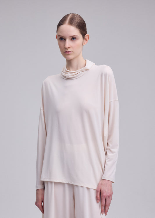 A model wears the ISSEY MIYAKE DRAPE JERSEY-68 drape-jersey-68-shirt-off-white-3.