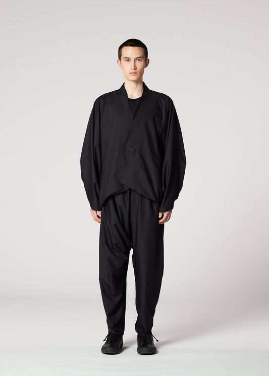 A model wears the IM MEN SWING BLACK prêt à porter.