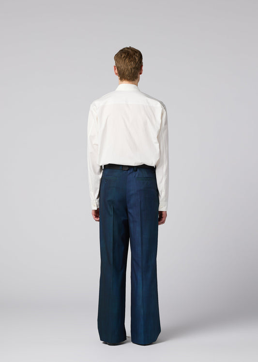 A model wears the IM MEN GRADATION WOOL trousers.