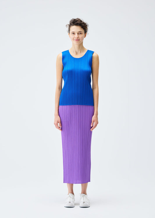 A model wears the PLEATS PLEASE ISSEY MIYAKE MONTHLY COLORS AUGUST skirt.
