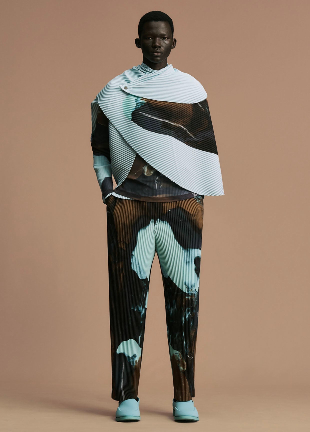 HOMME PLISSÉ ISSEY MIYAKE LOOK 01