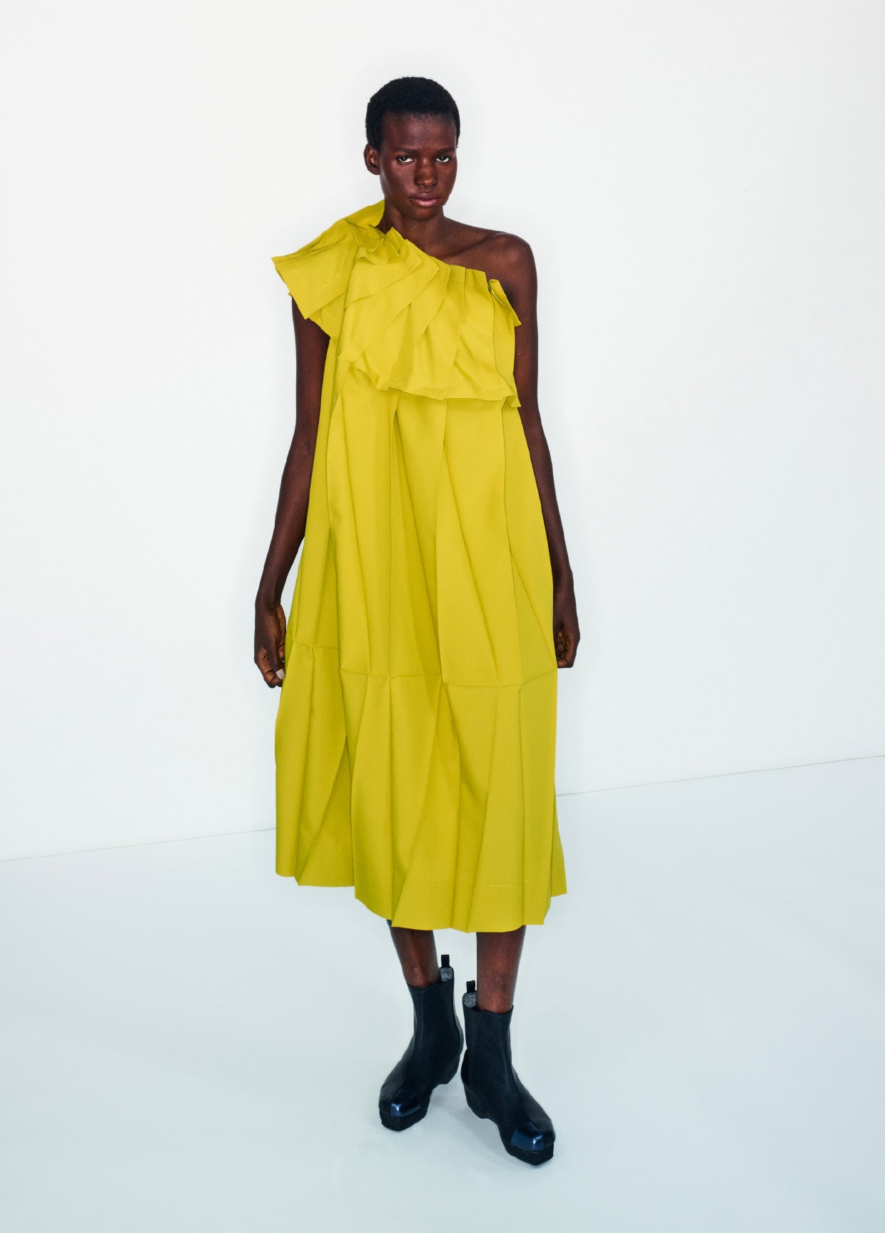 132 5. ISSEY MIYAKE LOOK 16