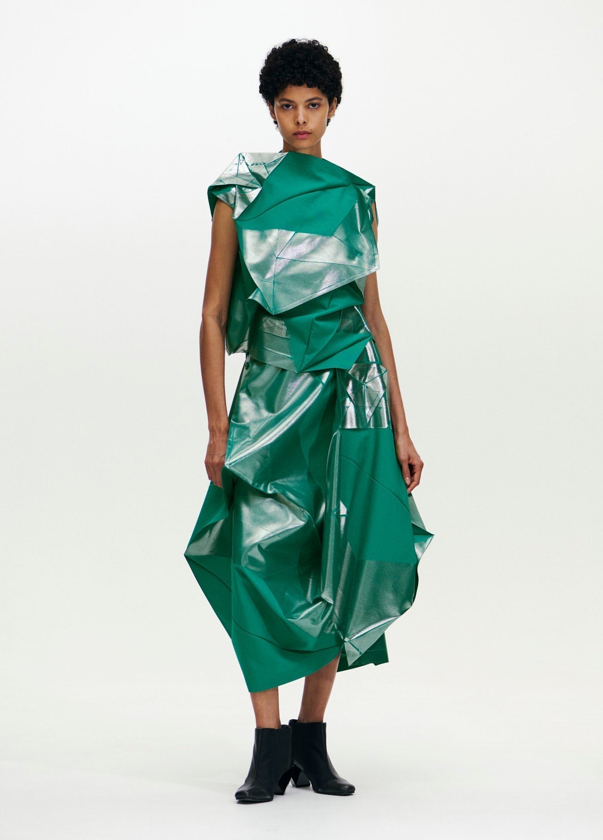 132 5. ISSEY MIYAKE LOOK 01