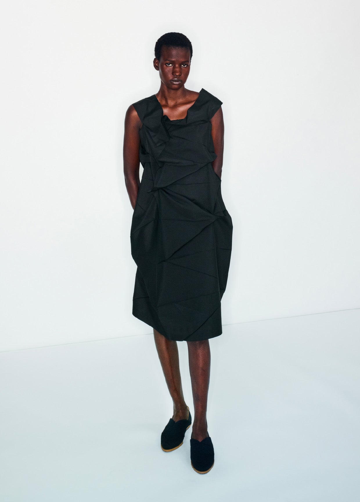 132 5. ISSEY MIYAKE LOOK 02