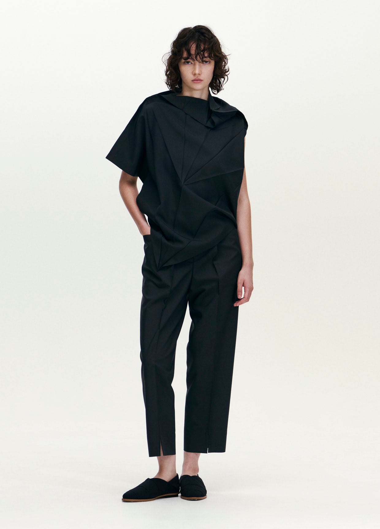 132 5. ISSEY MIYAKE LOOK 26