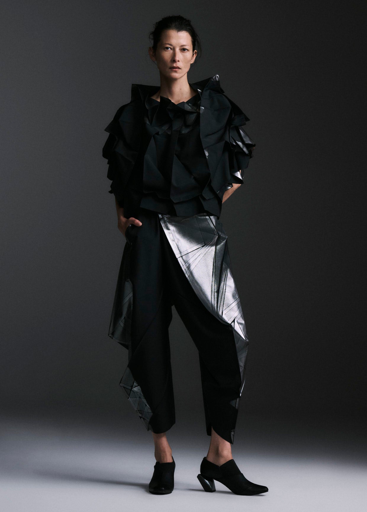 132 5. ISSEY MIYAKE LOOK 06