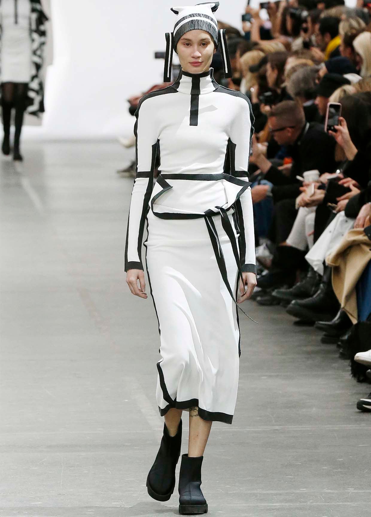2020  ISSEY MIYAKE　アシンメトリーポンチョ 2020 ISSEY MIYAKE アシンメトリーポンチョ 【公式通販】