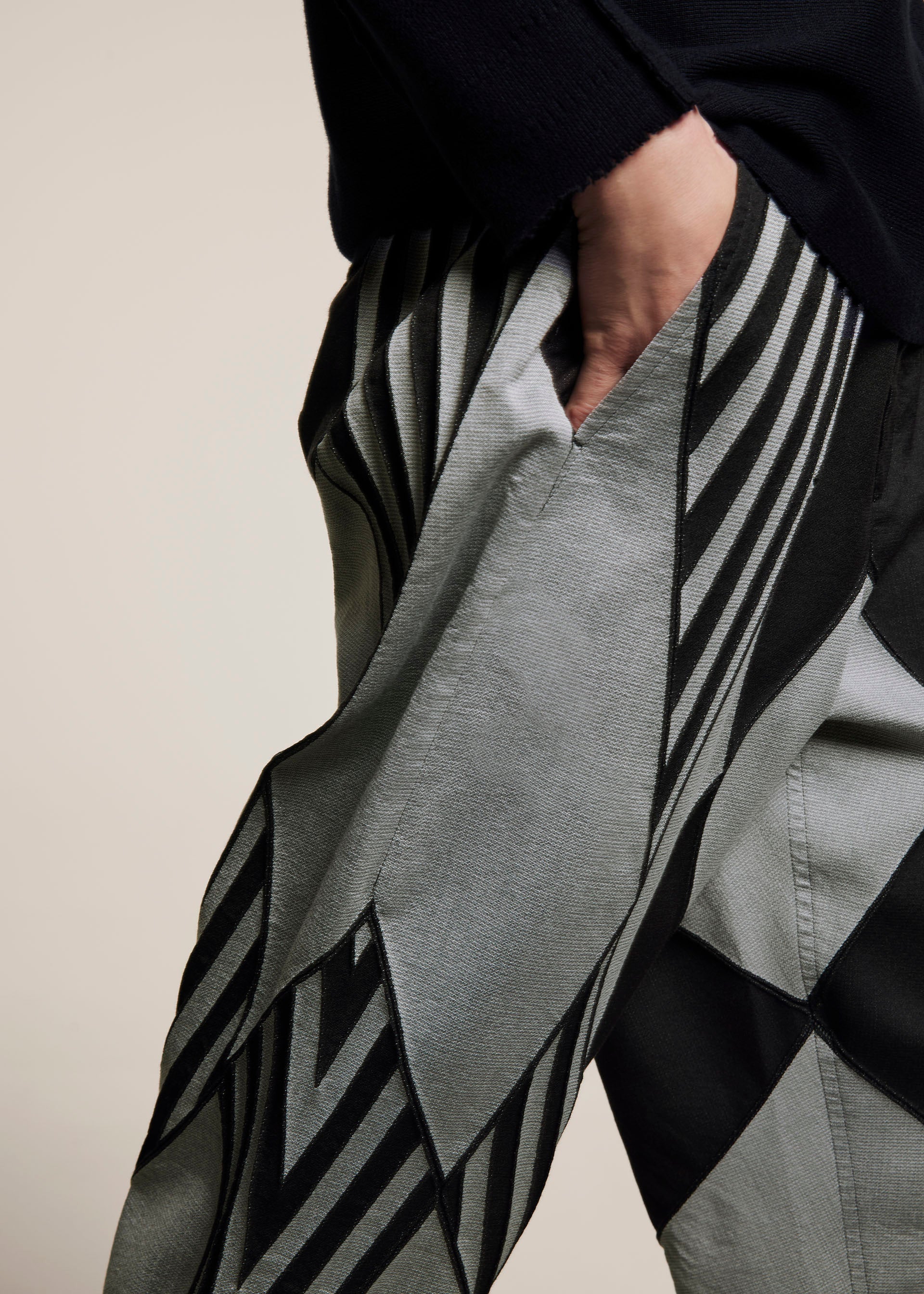 Pantalon TYPE-S 002 de couleur noire