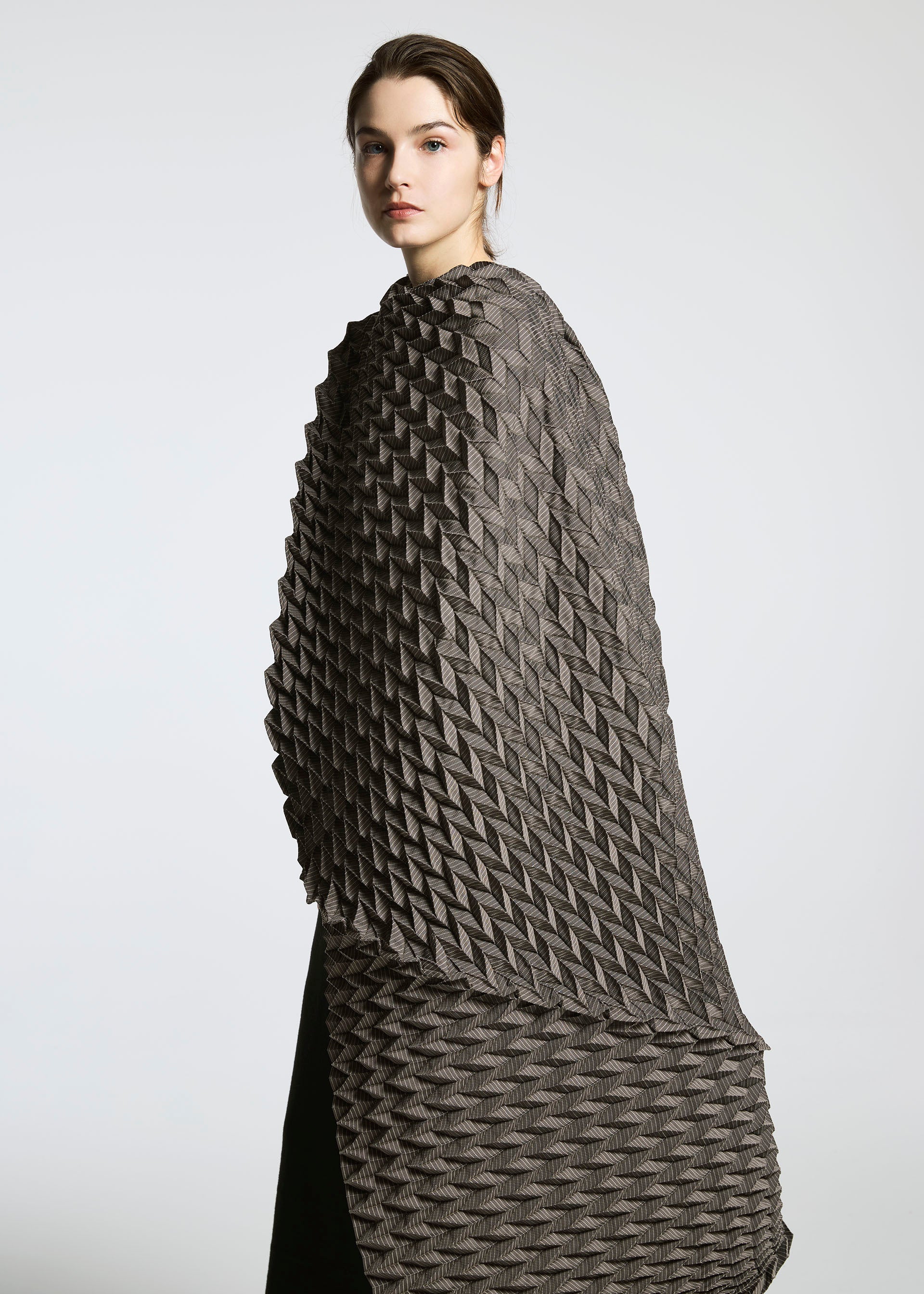 TYPE-O STOLE Stole Greyish Brown – ISSEY MIYAKE EU