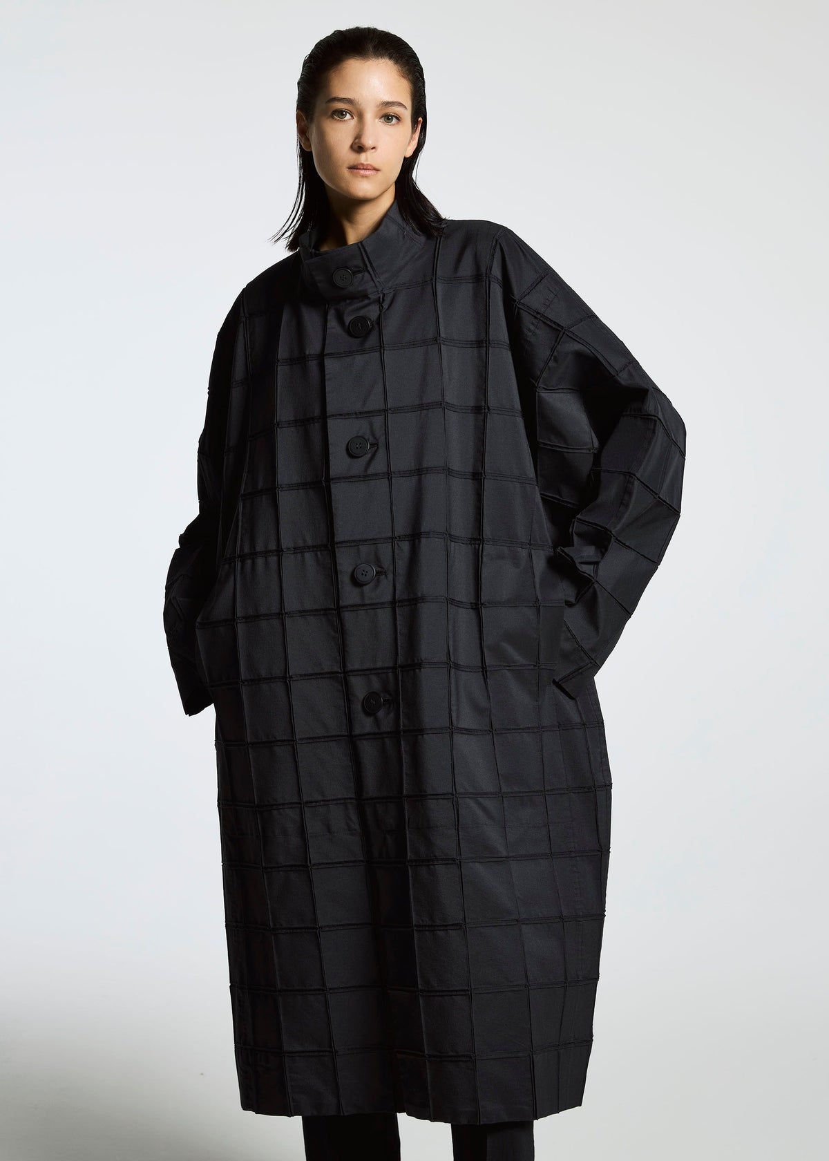 A model wears the APOCABLE TYPE O 002 prêt à porter.