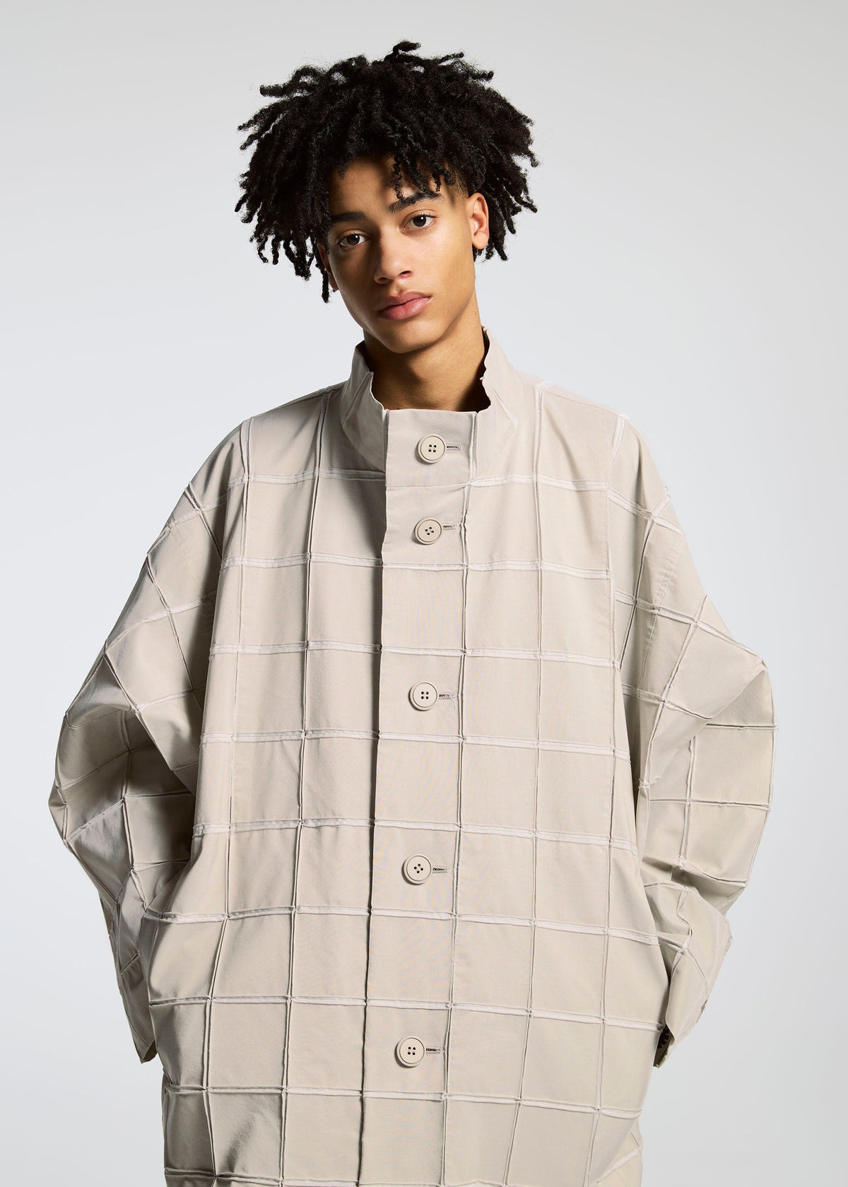 A model wears the APOCABLE TYPE O 002 prêt à porter.