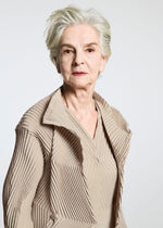 A model wears the APOCABLE TYPE O 007 prêt à porter.