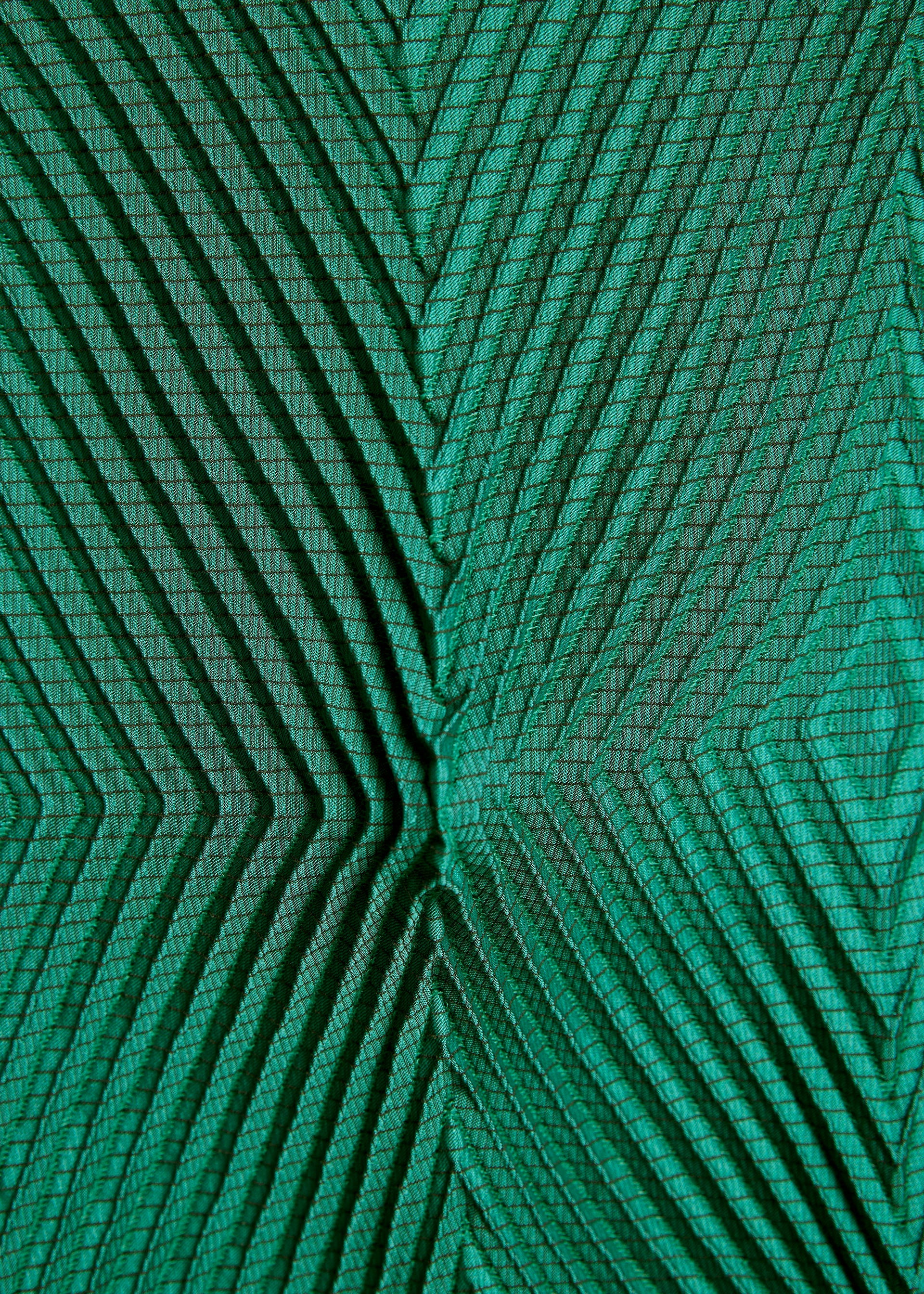 A model wears the APOCABLE TYPE O 007 prêt à porter.