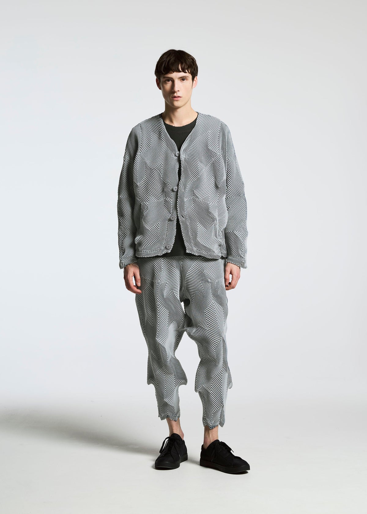 A model wears the APOCABLE TYPE O 010 prêt à porter.