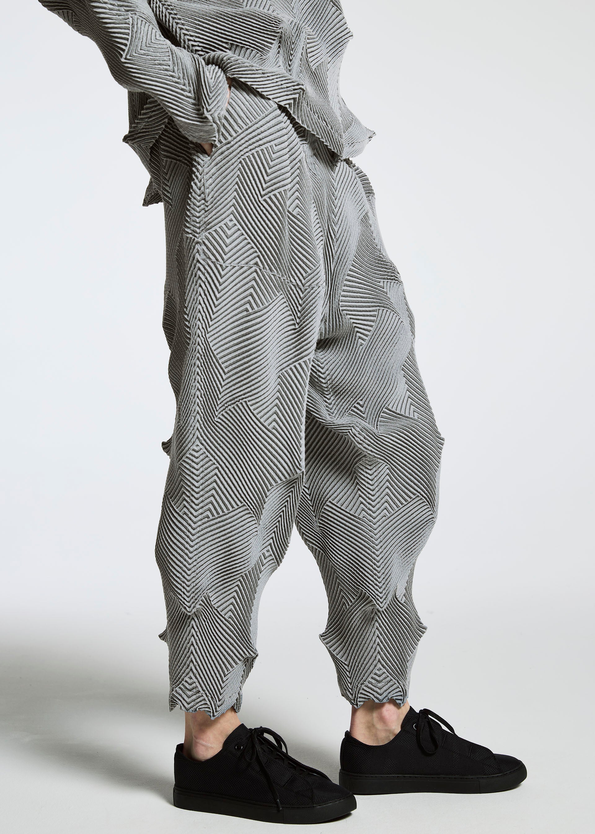 A model wears the APOCABLE TYPE O 010 prêt à porter.
