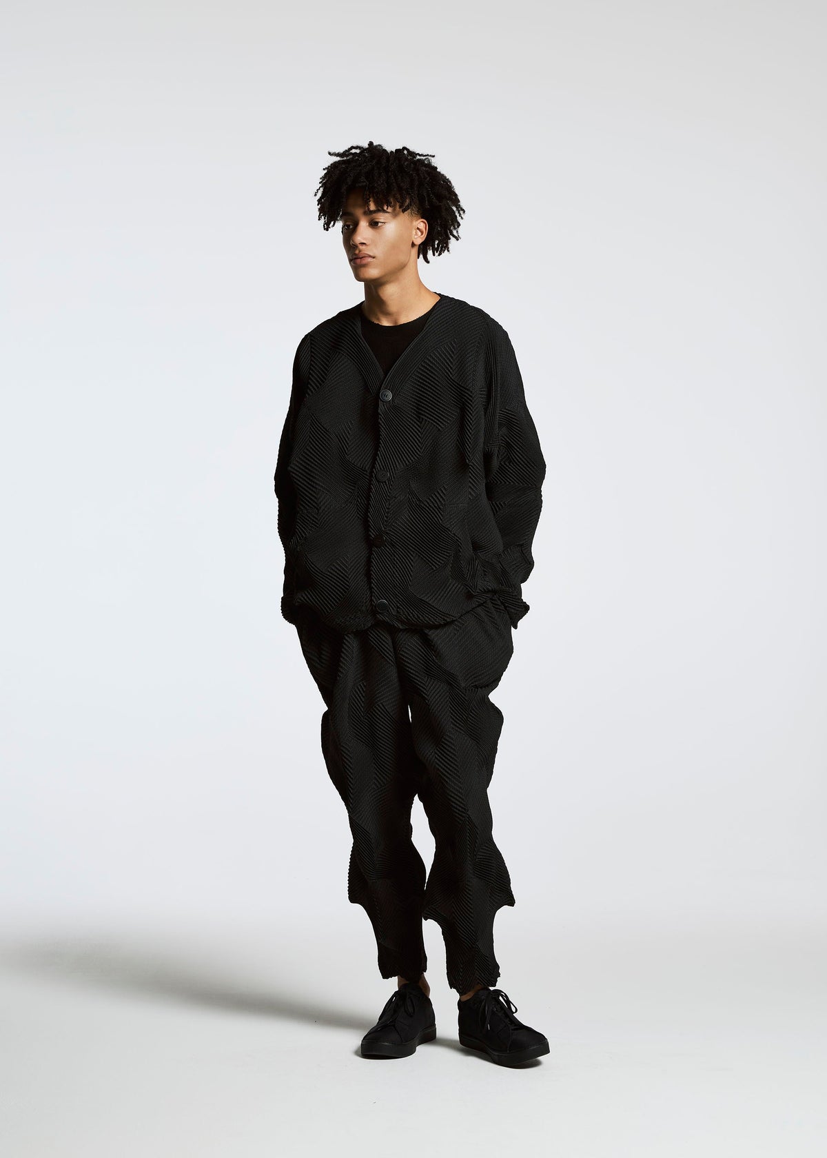 A model wears the APOCABLE TYPE O 010 prêt à porter.