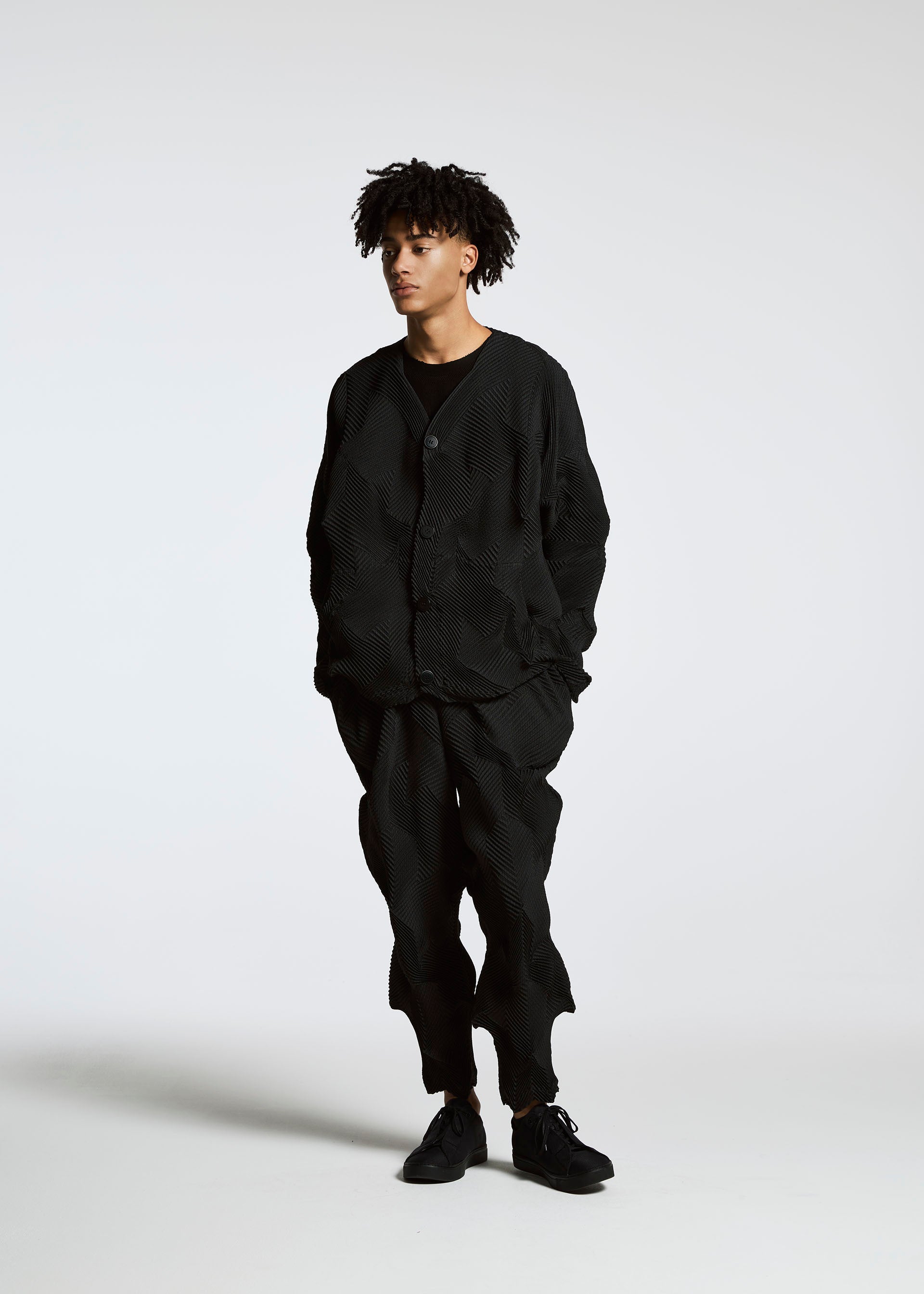A model wears the APOCABLE TYPE O 010 prêt à porter.