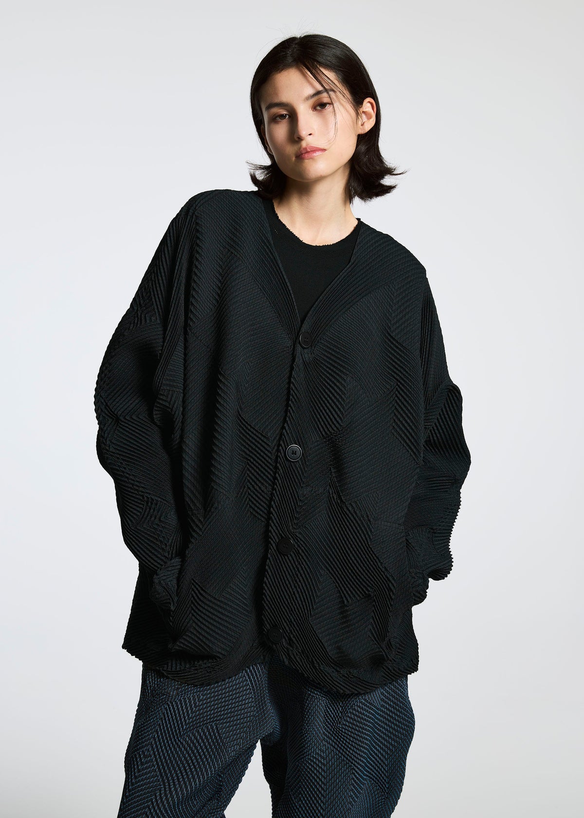 A model wears the APOCABLE TYPE O 010 prêt à porter.