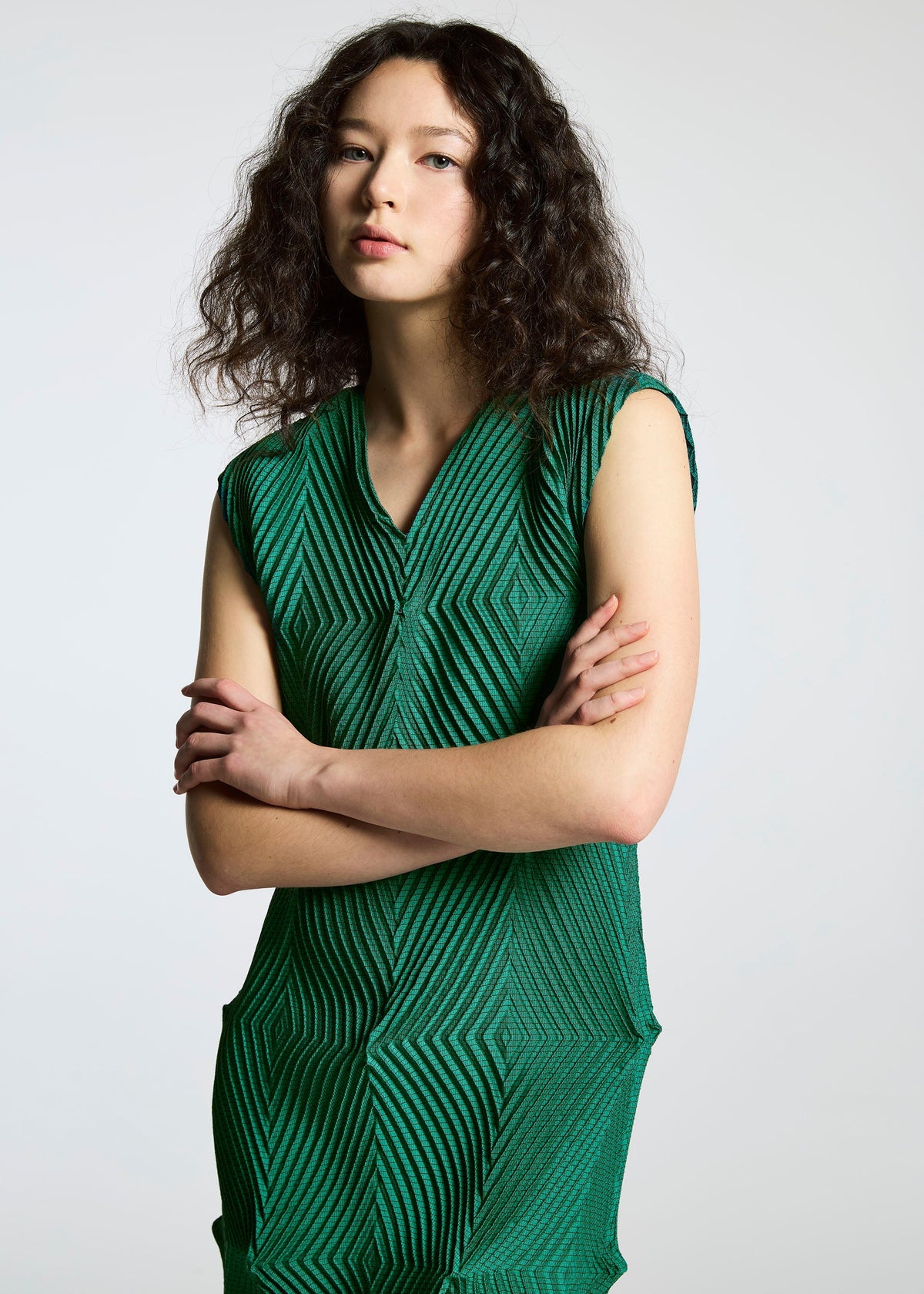 A model wears the APOCABLE TYPE O 007 prêt à porter.