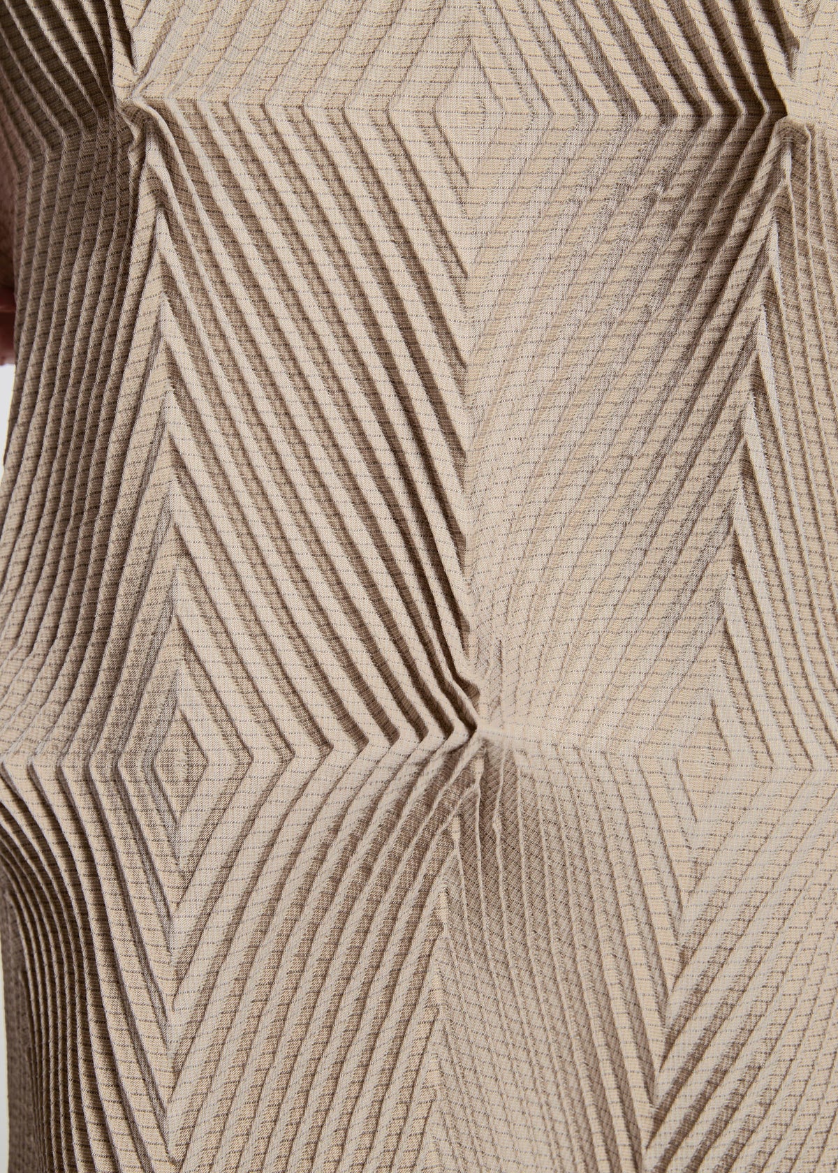 A model wears the APOCABLE TYPE O 007 prêt à porter.