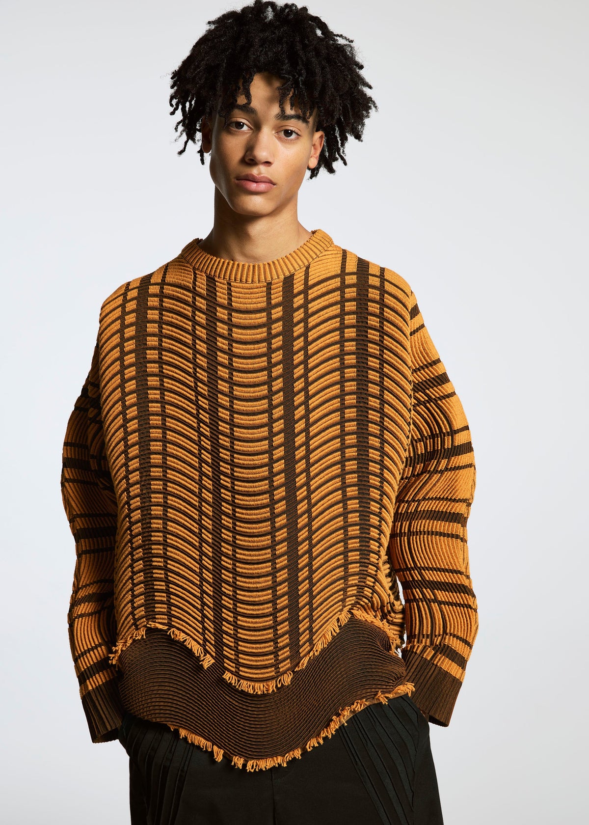 A model wears the APOCABLE TYPE W 010 prêt à porter.