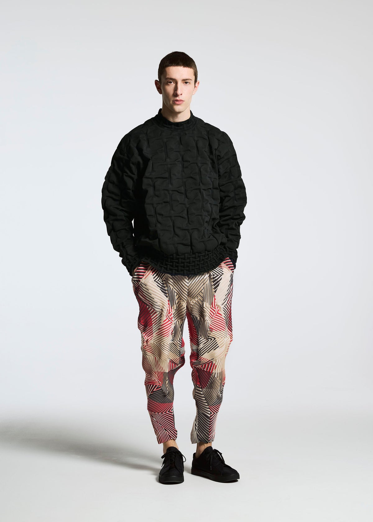 A model wears the APOCABLE TYPE K 007 prêt à porter.