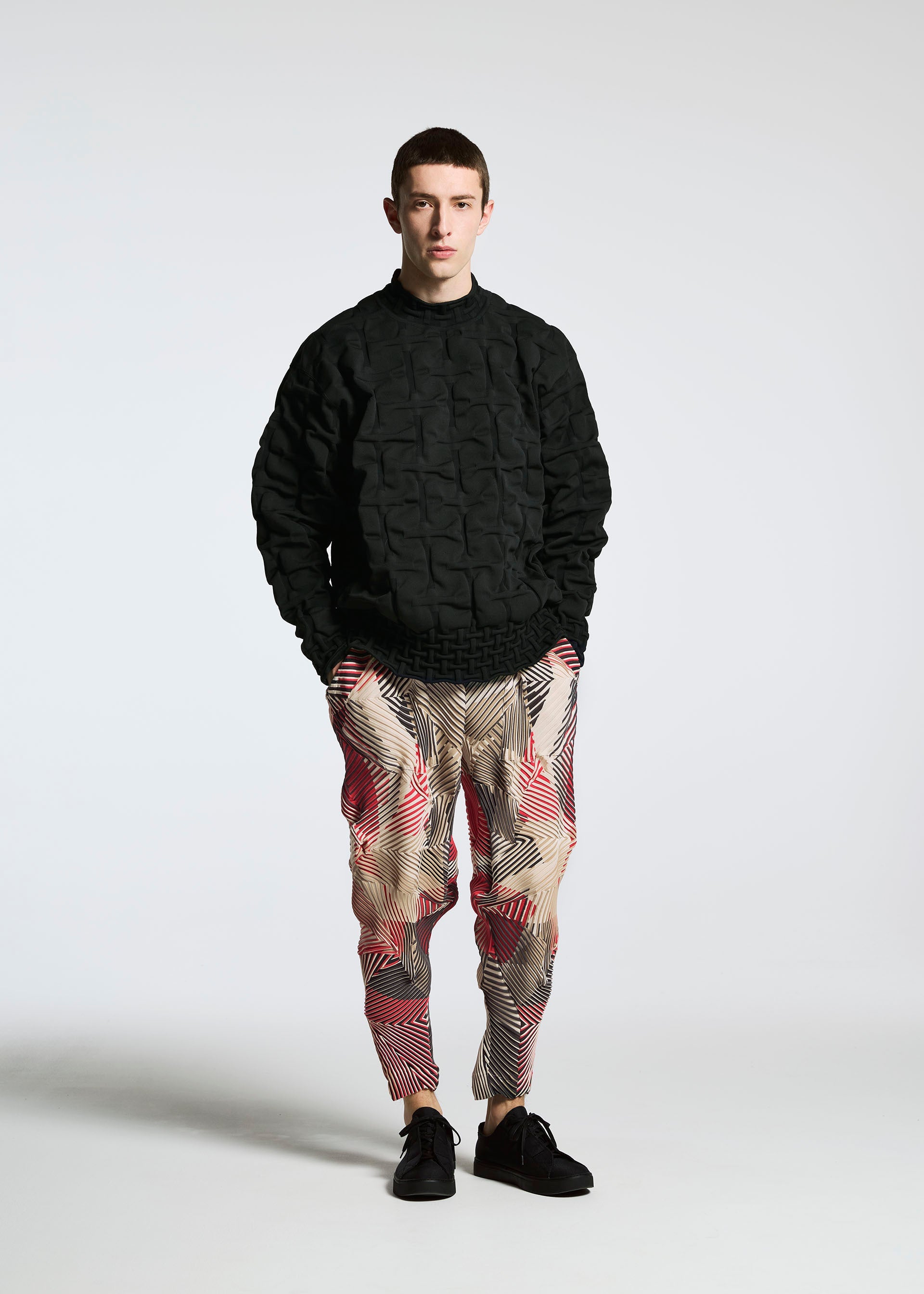 A model wears the APOCABLE TYPE K 007 prêt à porter.