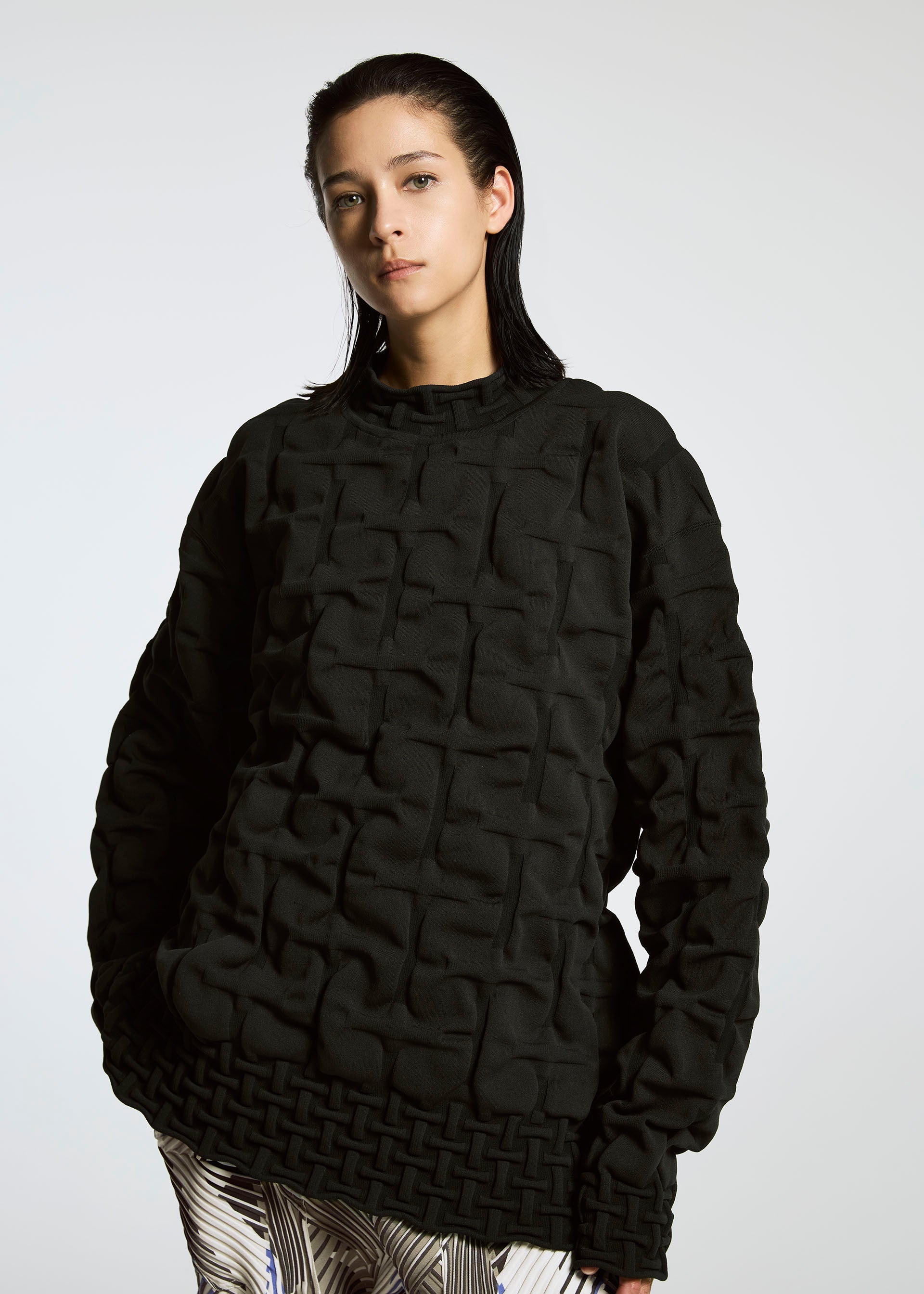 A model wears the APOCABLE TYPE K 007 prêt à porter.
